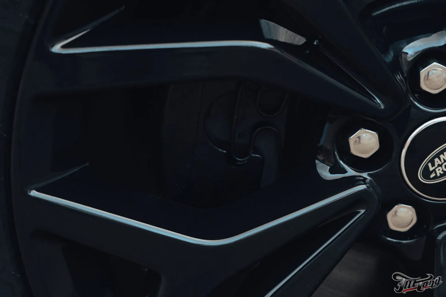 Окрас дисков, суппортов и насадок выхлопа на Range Rover Velar